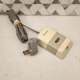 Cl100d-1000 Honeywell Motion Activated Control - Model Light Lamp
