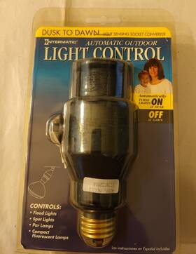 Intermatic Ne200c Dusk To Dawn Automatic Light Control Sensing Socket Converter