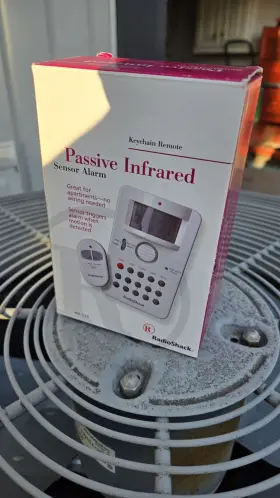49-329 Radio Shack Nib Passive Infrared Sensor Alarm With Keychain Remote